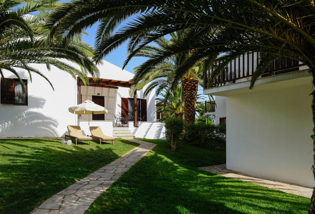 Trikorfo Beach hotel - Palme u bašti hotela.jpg