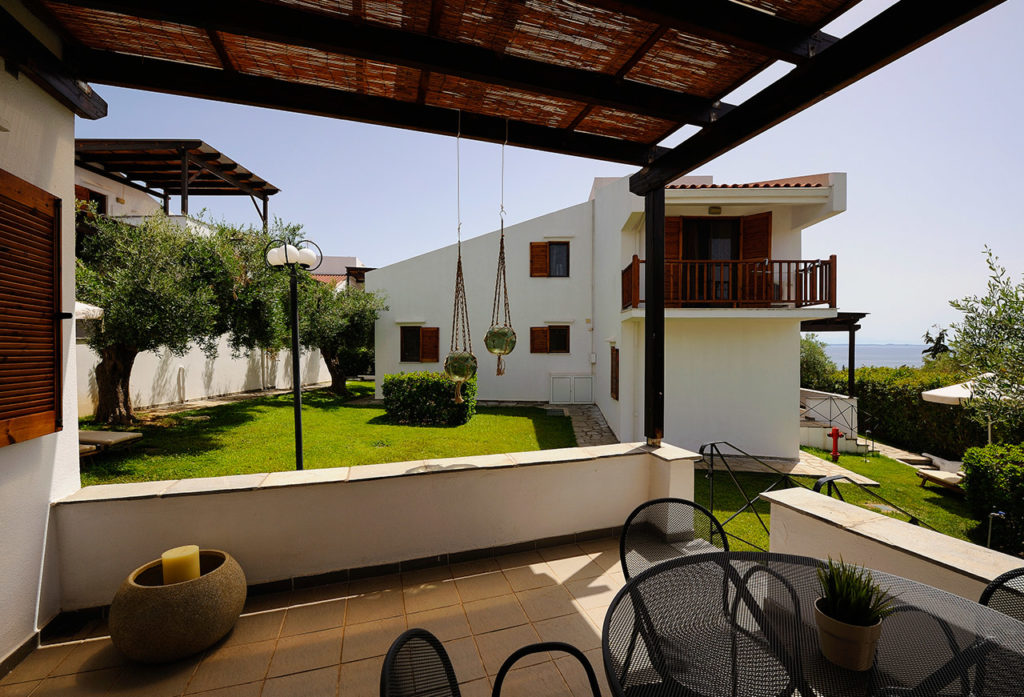 Trikorfo Beach hotel - Pogled na bungalov.jpg