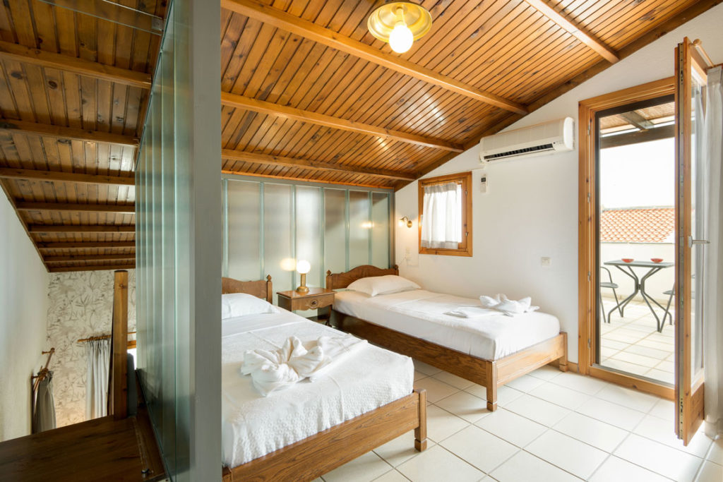 Trikorfo Beach hotel - Spavaća soba na spratu bungalova sa dva odvojena kreveta.jpg
