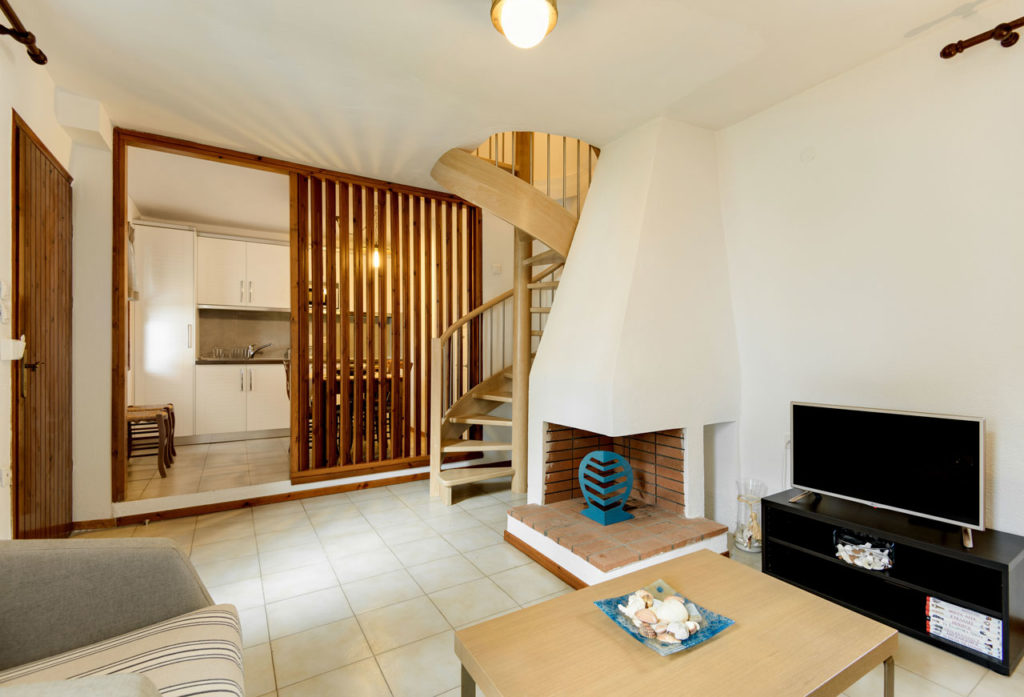 Trikorfo Beach hotel - Unutrašnjost bungalova iz drugog ugla.jpg