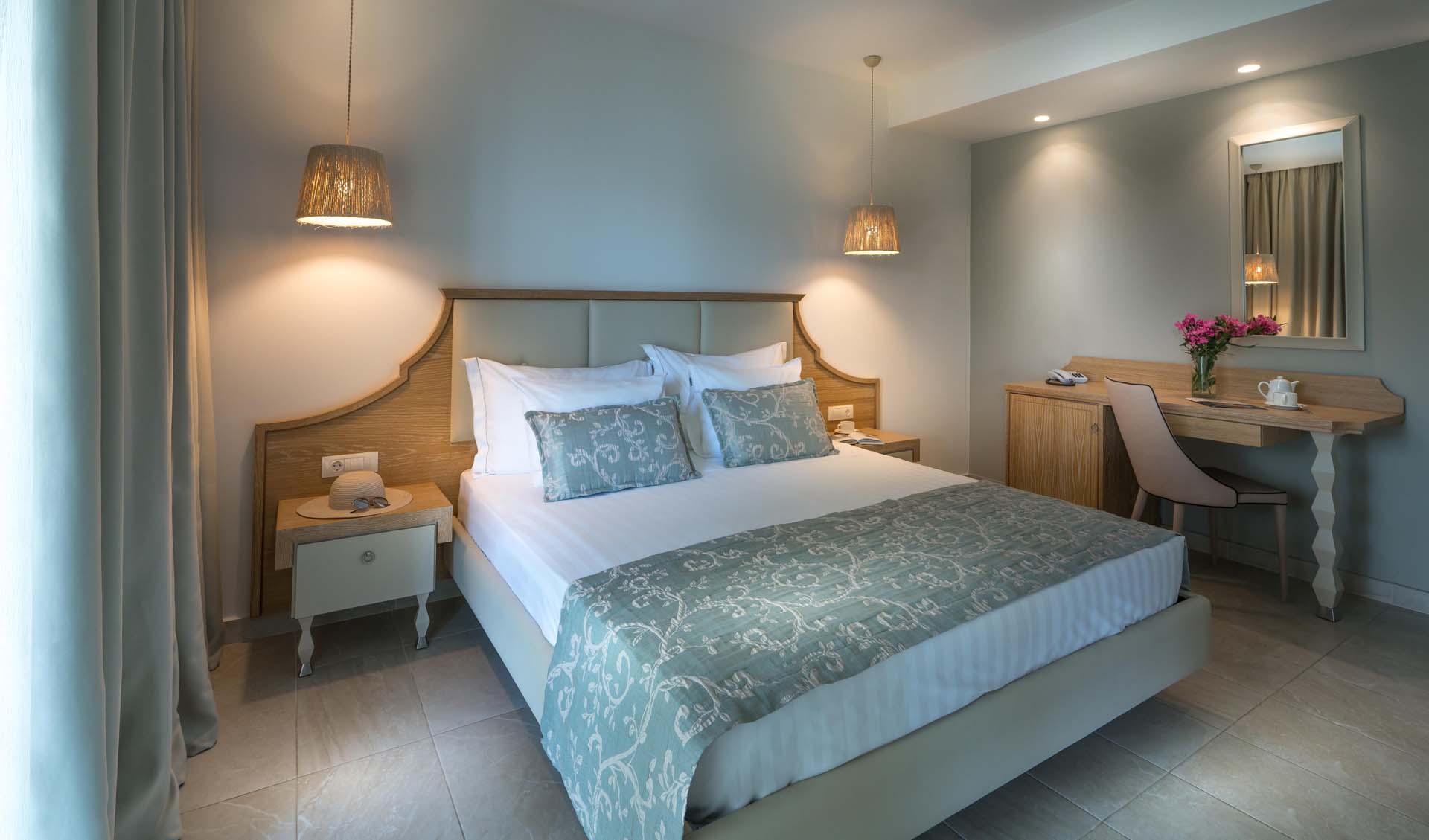 Elinotel Sermilia Resort hotel - Bračni krevet u sobi.jpg