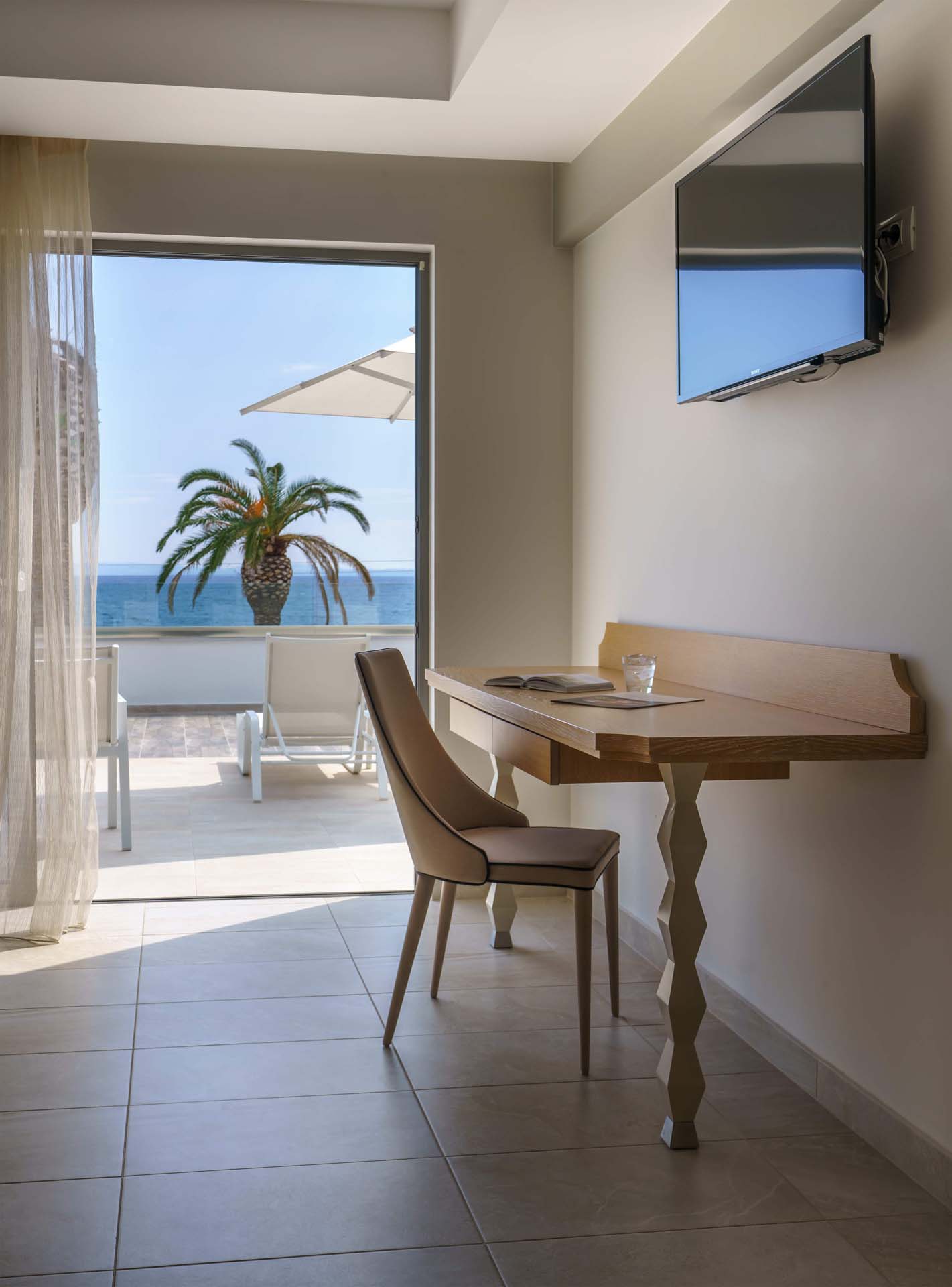 Elinotel Sermilia Resort hotel - Izlaz iz sobe na balkon.jpg