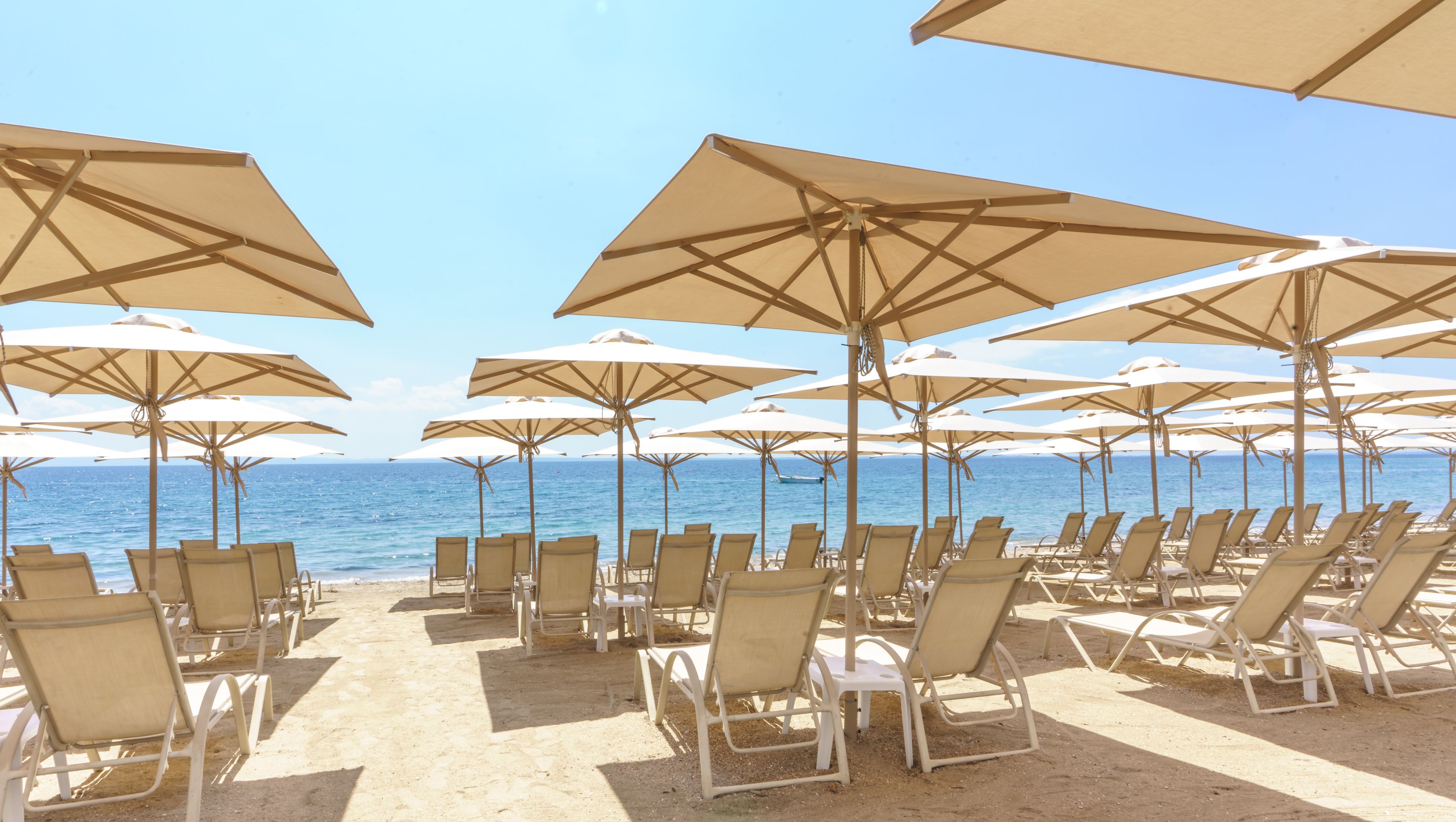 Elinotel Sermilia Resort hotel - Ležaljke i suncobrani na plaži.jpg