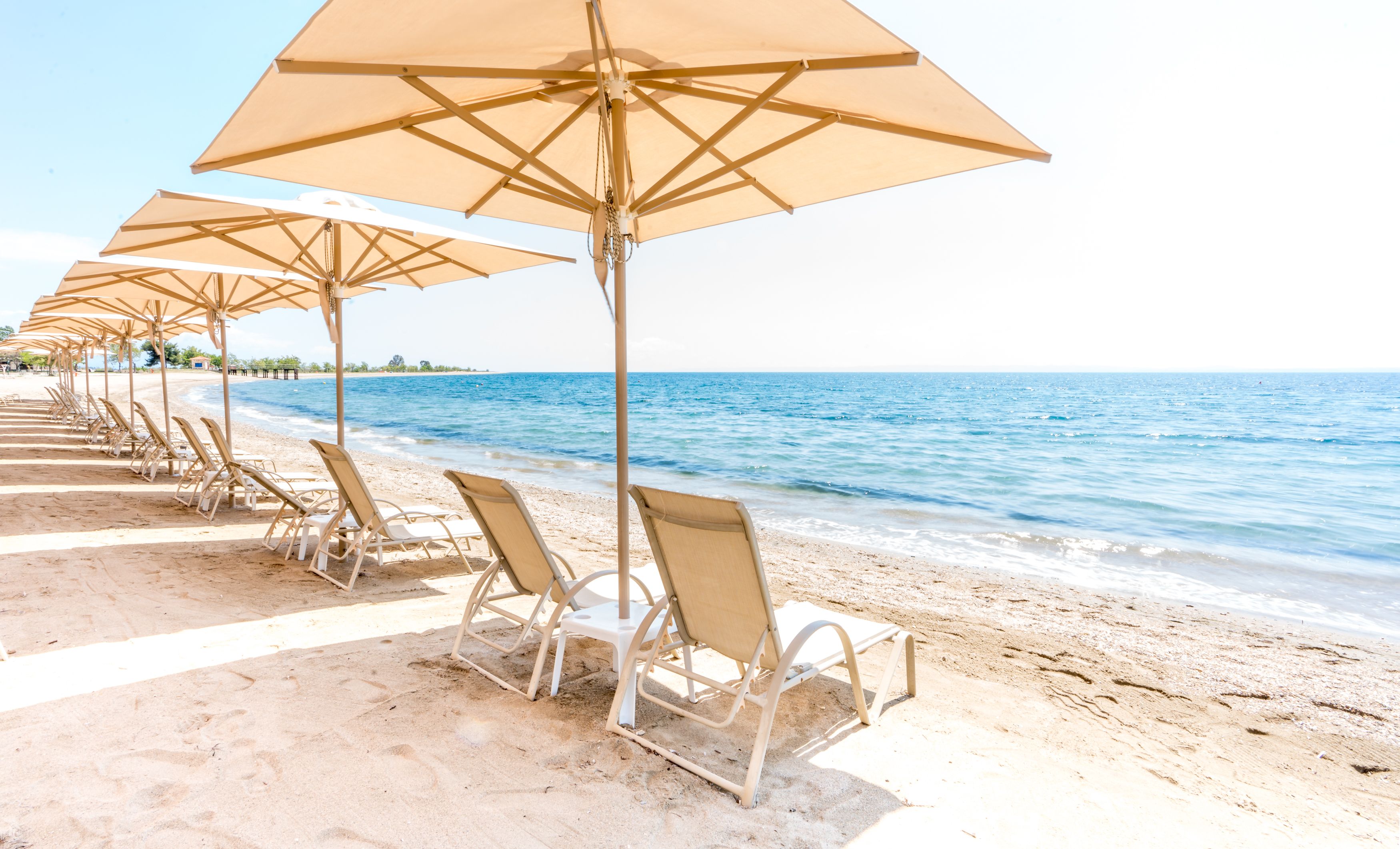 Elinotel Sermilia Resort hotel - Ležaljke na plaži prekoputa hotela.jpg
