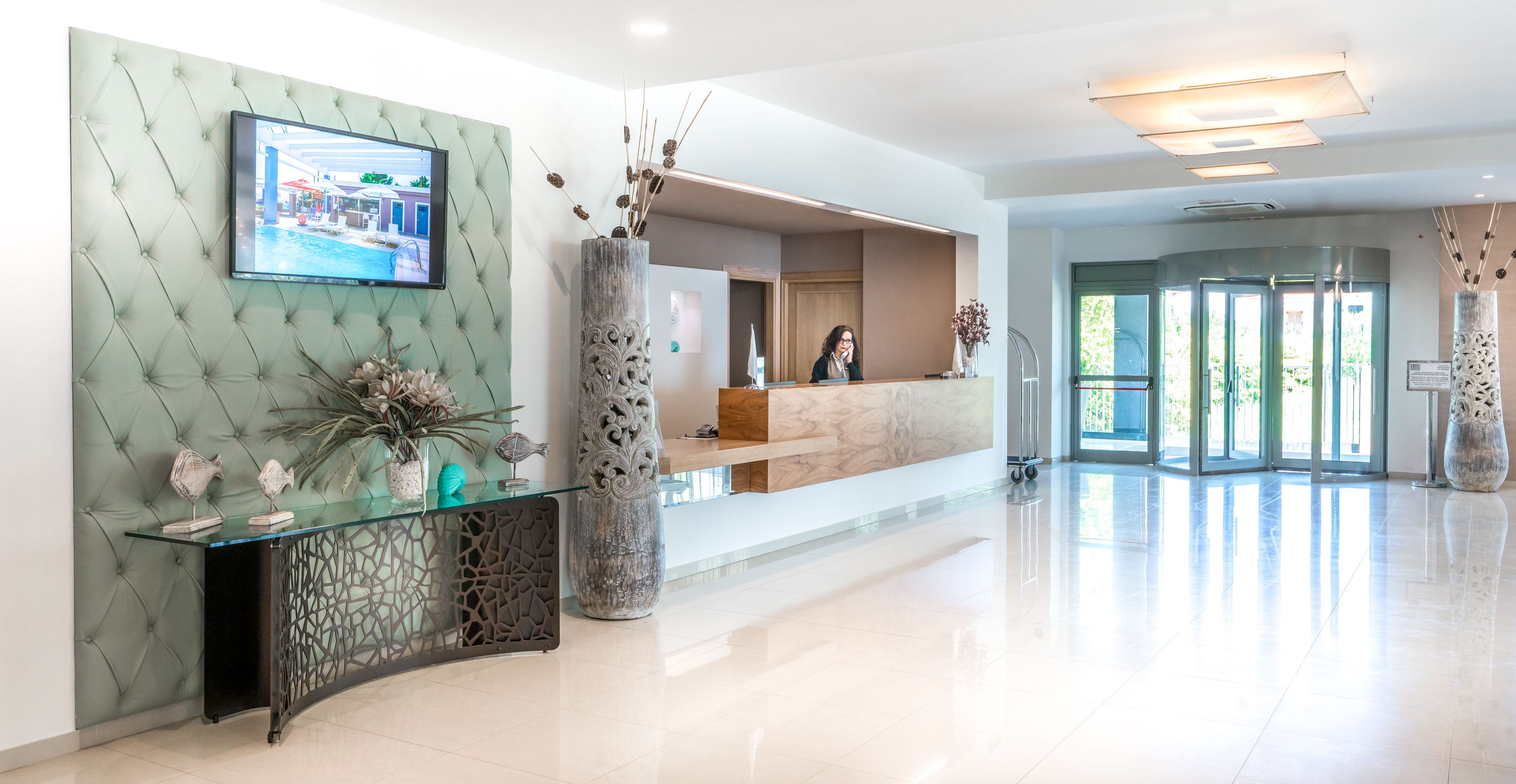 Elinotel Sermilia Resort hotel - Loby sa recepcijom.jpg