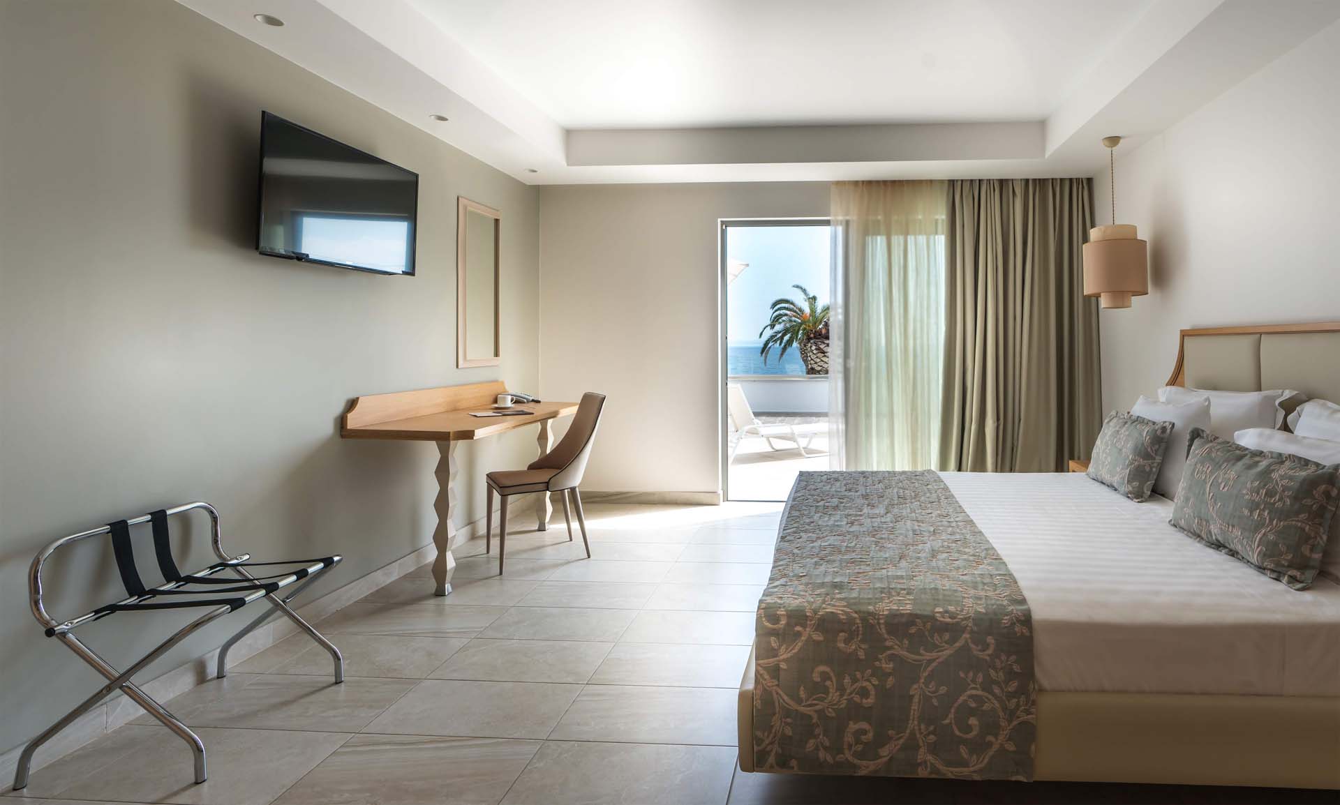 Elinotel Sermilia Resort hotel - Nameštaj u sobi.jpg