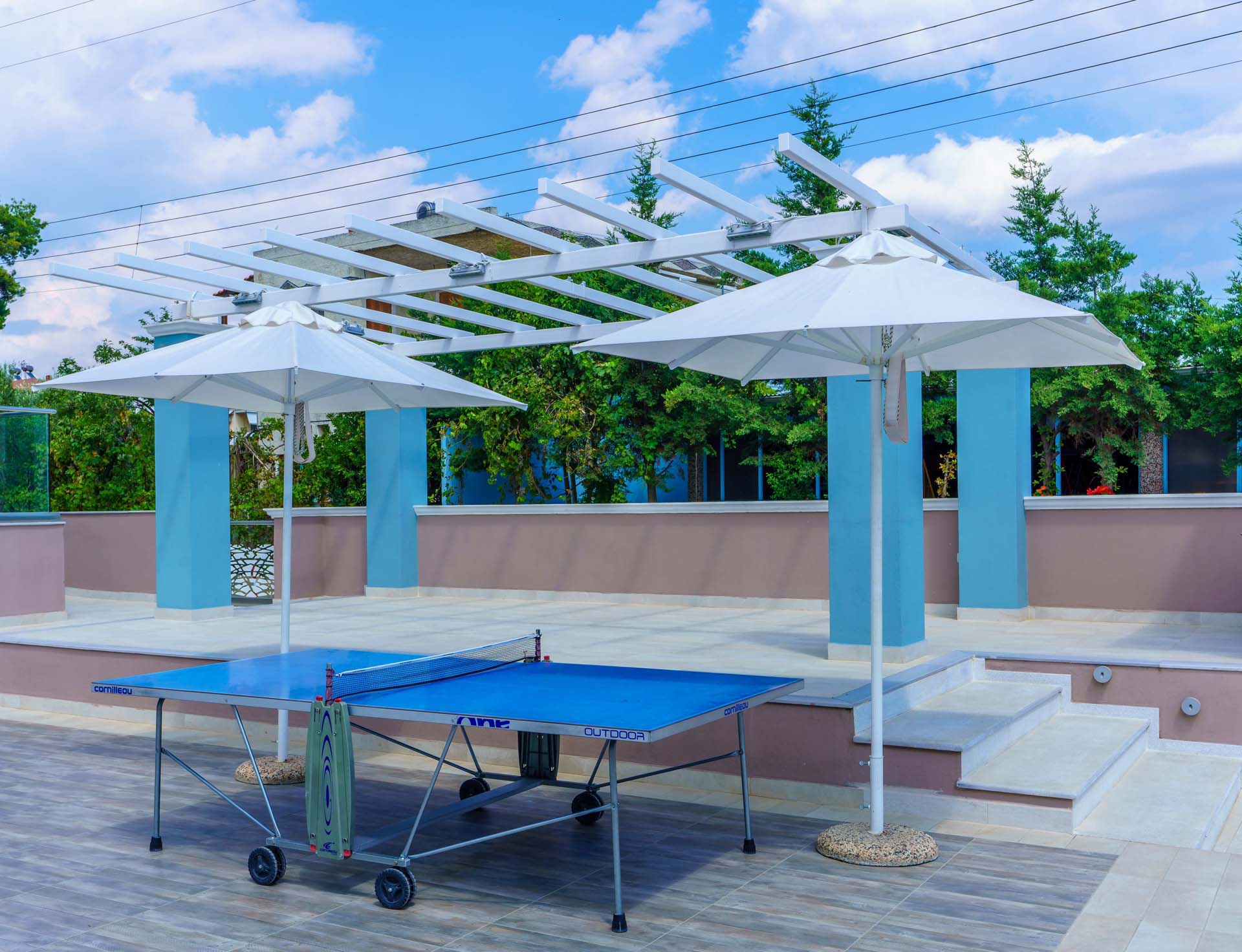 Elinotel Sermilia Resort hotel - S to za stoni tenis pod suncobranima.jpg