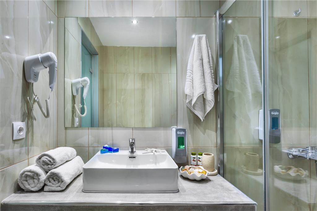 Hotel Anna bathroom 1.jpg