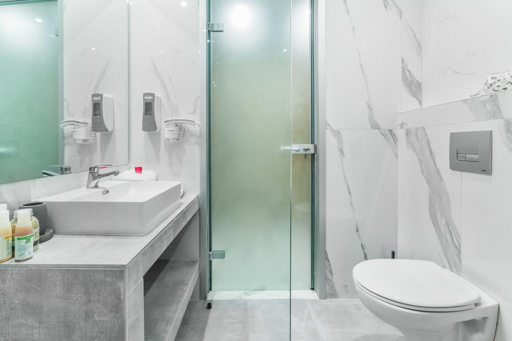 Hotel Anna bathroom.jpg