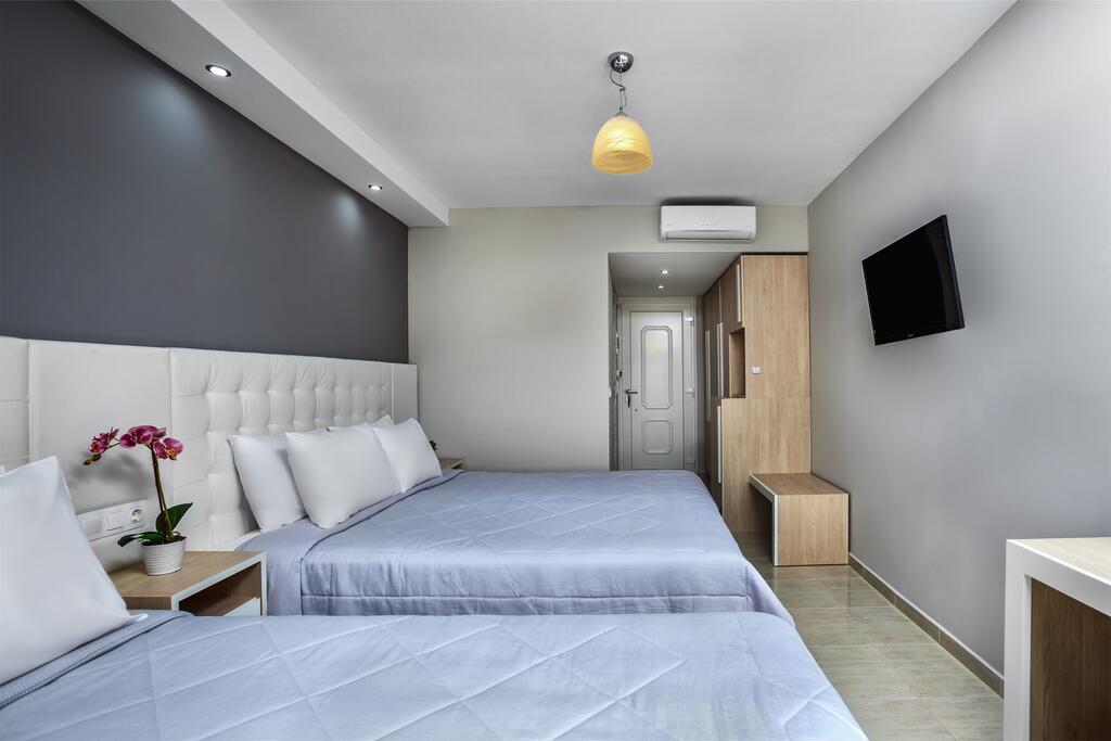 Hotel Anna triple room.jpg