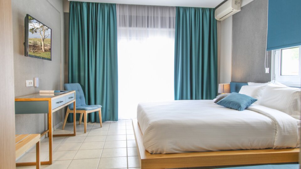 Hotel Royal _ Suites - Deluxe studio pool view.jpg