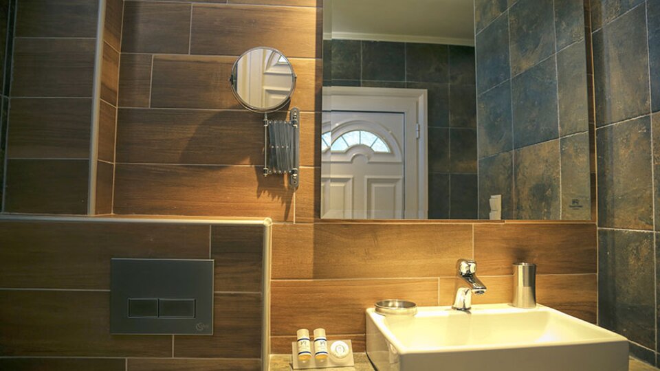 Royal Hotel - bathroom.jpg
