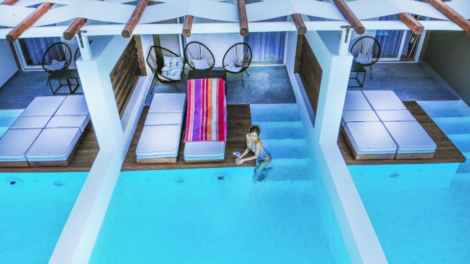 Royal Hotel _ Suites - Suite private pool.jpg