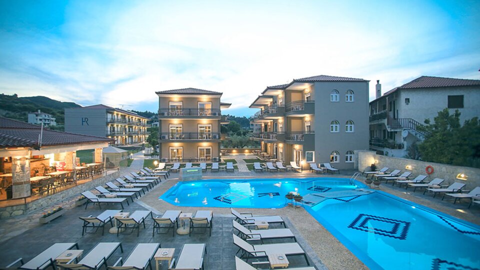 Royal Hotel _ Suites - bazen i ležaljke.jpg