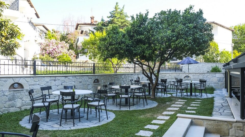 Royal Hotel _ Suites - restoran bašta.jpg