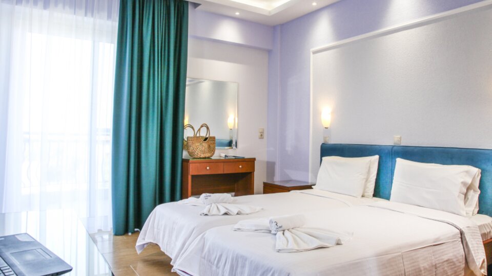 Royal Hotel _ Suites - soba.jpg