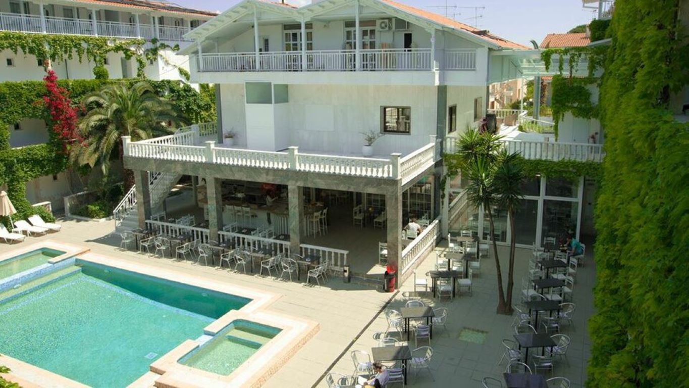 Olympic Kosma Hotel-Bar pored bazena.jpg
