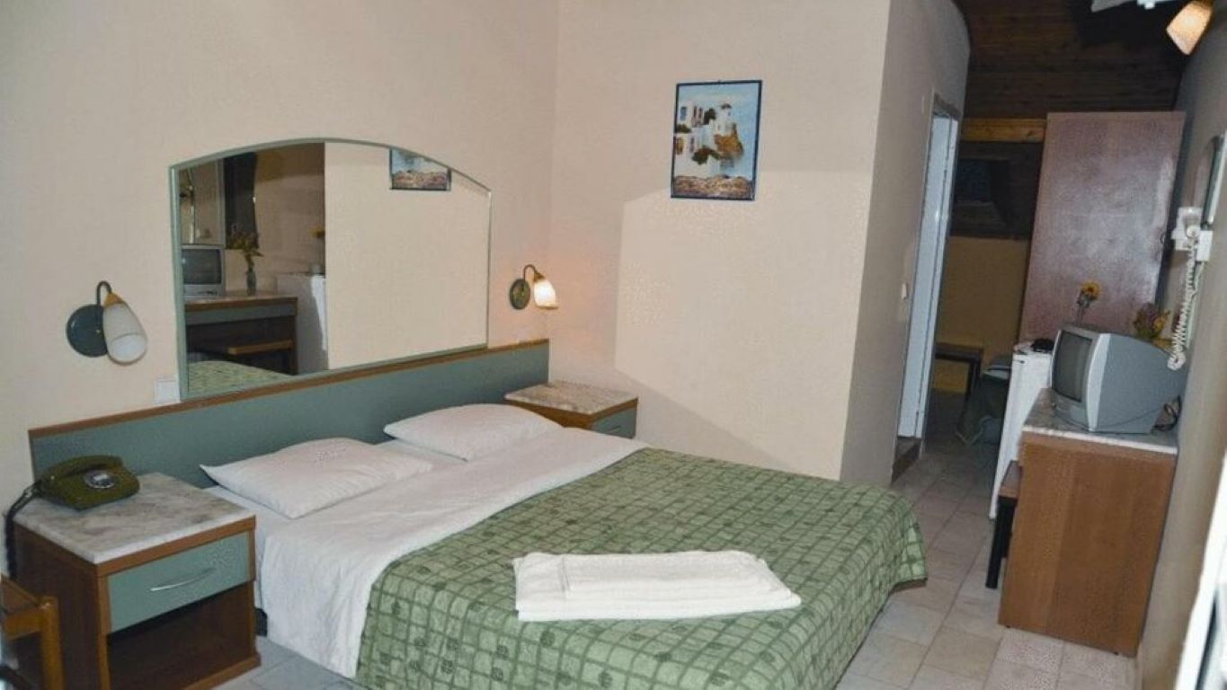 Olympic Kosma Hotel-Standardna soba pogled bazen ili basta.jpg