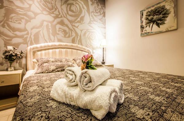 Atlantis hotel - detalji na francuskom ležaju.jpg