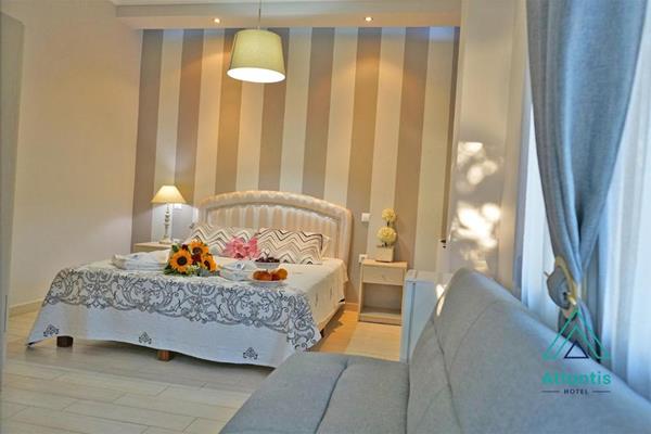 Atlantis hotel - francuski ležaj i deo za sedenje.jpg