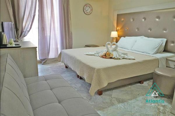 Atlantis hotel - francuski ležaj uz drugog ugla.jpg
