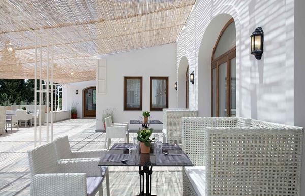 Eretria Hotel - balkon hotela sa stolovima i stolicama.jpg