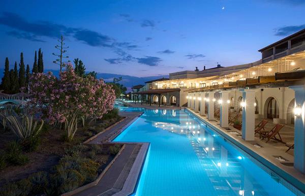 Eretria Hotel - bazen noću.jpg