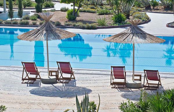 Eretria Hotel - ležaljke i suncobrani pored bazena.jpg