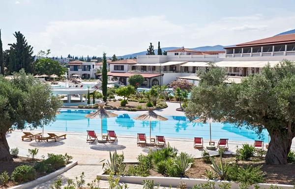 Eretria Hotel - pogled na bazen i baštu.jpg