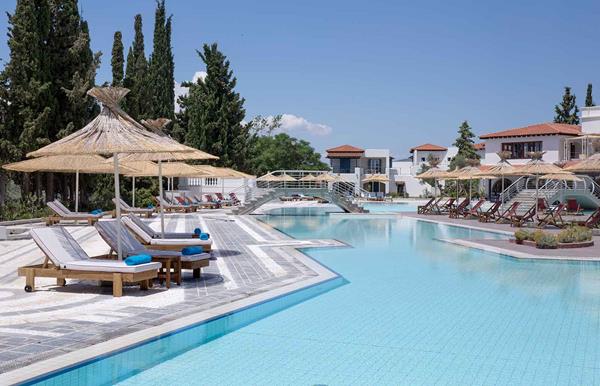 Eretria Hotel - pogled na bezen iz drugog ugla.jpg