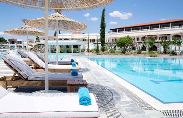Eretria Hotel _ Spa Resort - suncobrani i ležaljke pored bazena.jpg