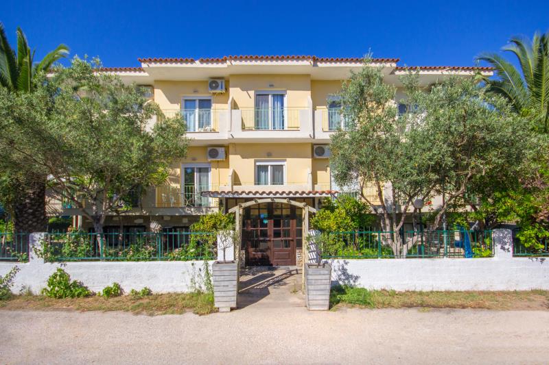America hotel - Prinos - ulazak u hotel.jpg