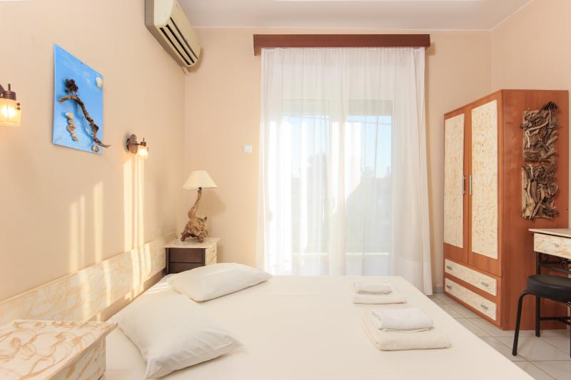 America hotel - Tasos - francuski ležaj.jpg