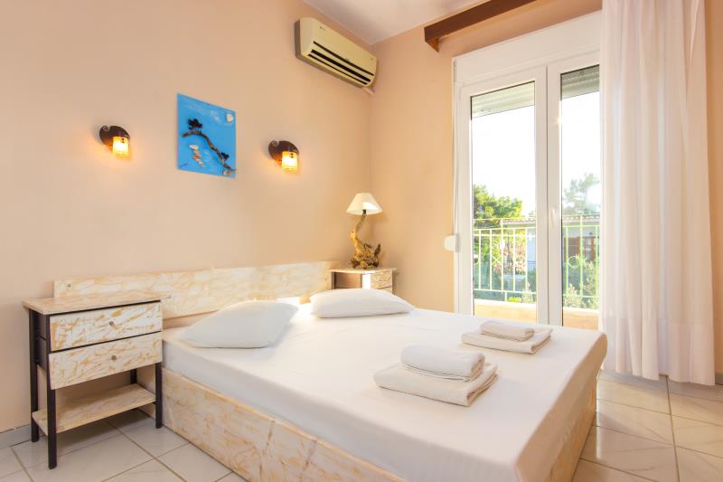 America hotel - Tasos - pogled na francuski ležaj.jpg