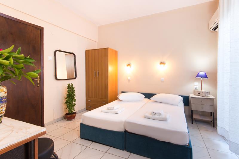 America hotel - Tasos - pogled na sobu iz drugog ugla.jpg