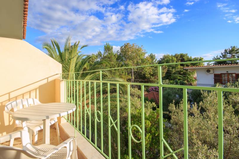 America hotel - Tasos - pogled sa balkona.jpg