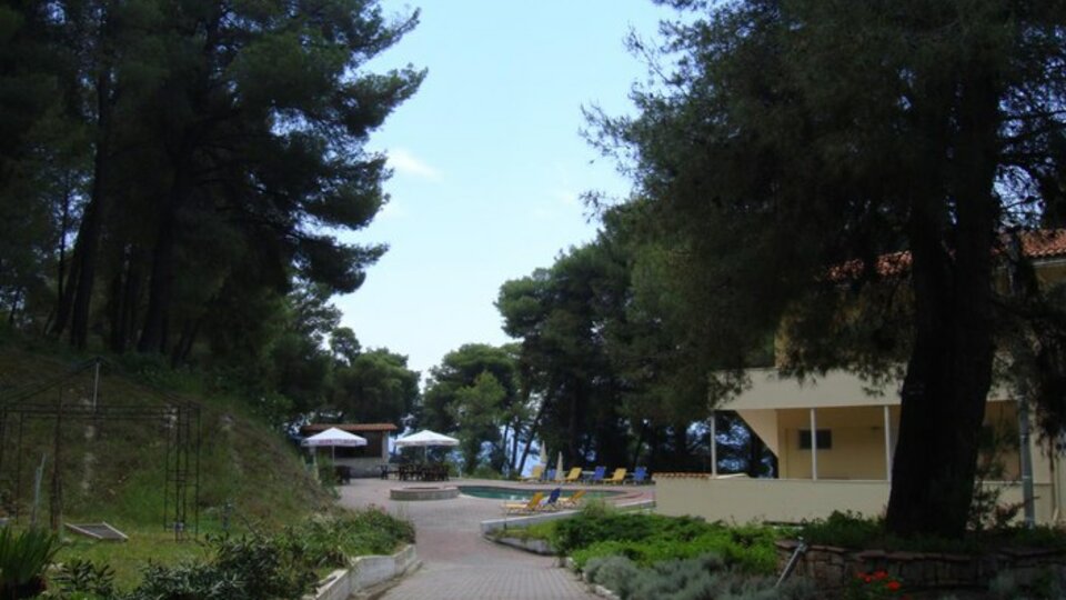 Dryades Hotel - Bazen i bašta hotela iz drugog ugla.jpg
