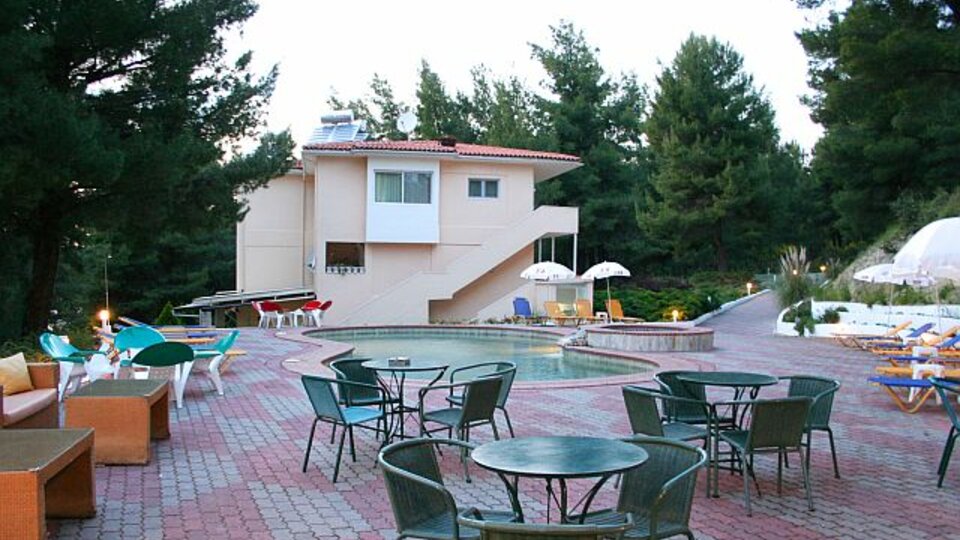 Dryades Hotel - Bazen i bašta hotela.jpg