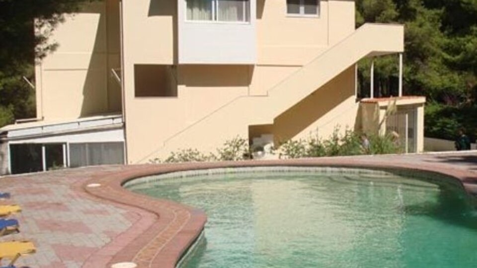Dryades Hotel - Bazen ispred hotela.jpg