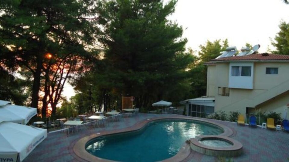 Dryades Hotel - Bazen iz drugog ugla.jpg