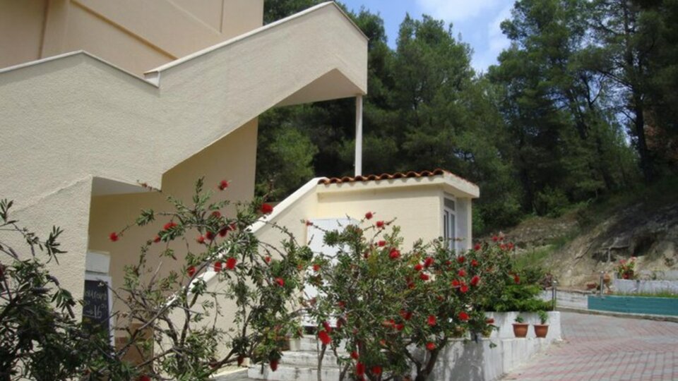 Dryades Hotel - Detalji u bašti hotela.jpg