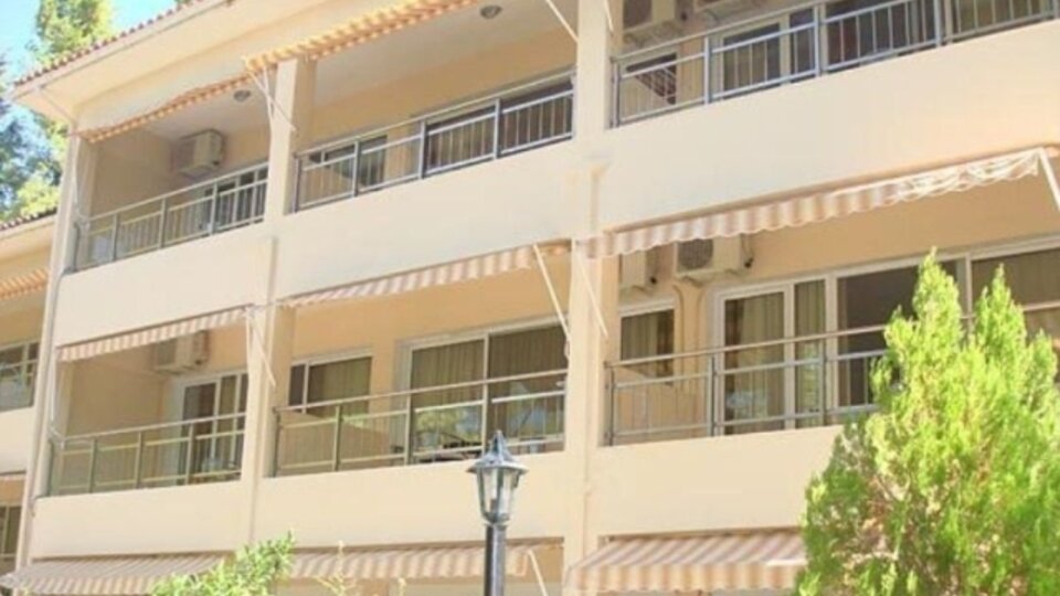Dryades Hotel - Pogled na balkone iz drugog ugla.jpg