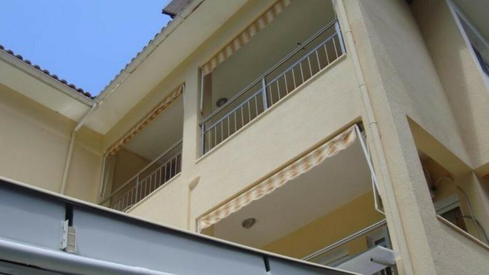 Dryades Hotel - Pogled na balkone.jpg