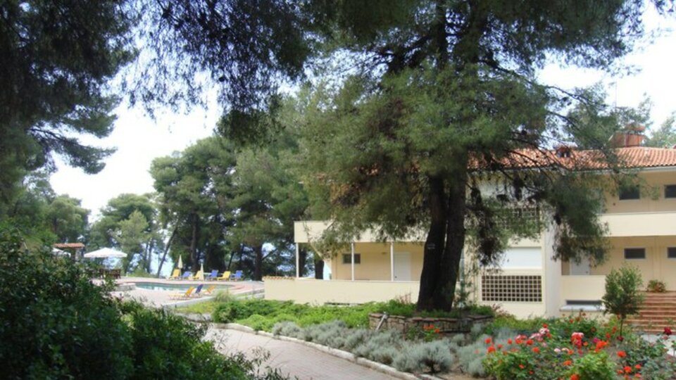 Dryades Hotel - Ulaz u baštu hotela.jpg