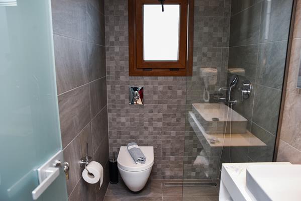 Coral Hotel - kupatilo iz drugog ugla.jpg