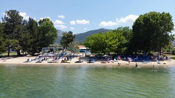 Coral Hotel - pogled ka plaži sa mora.jpg