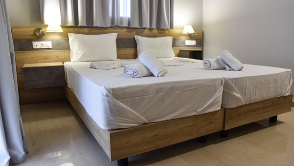 Coral Hotel - pogled na francuski ležaj.jpg
