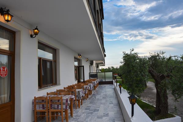 Coral Hotel - stolovi na balkonu.jpg