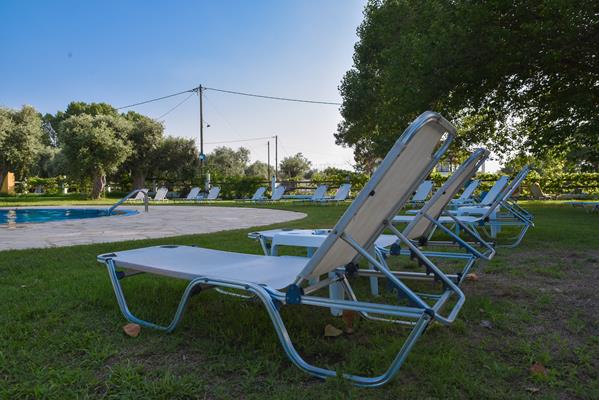 Hotel Coral - ležaljke pored bazena.jpg