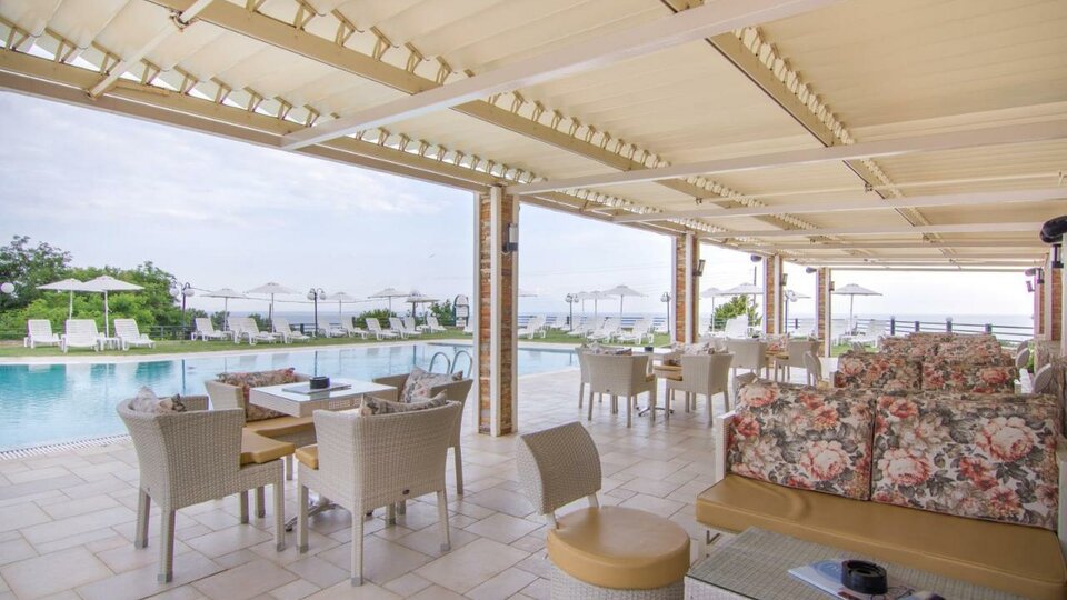Ismaros hotel - balkon pored bazena.jpg
